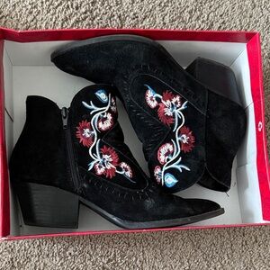 Carlos by Carlos Santana Black Floral Embroidered Booties